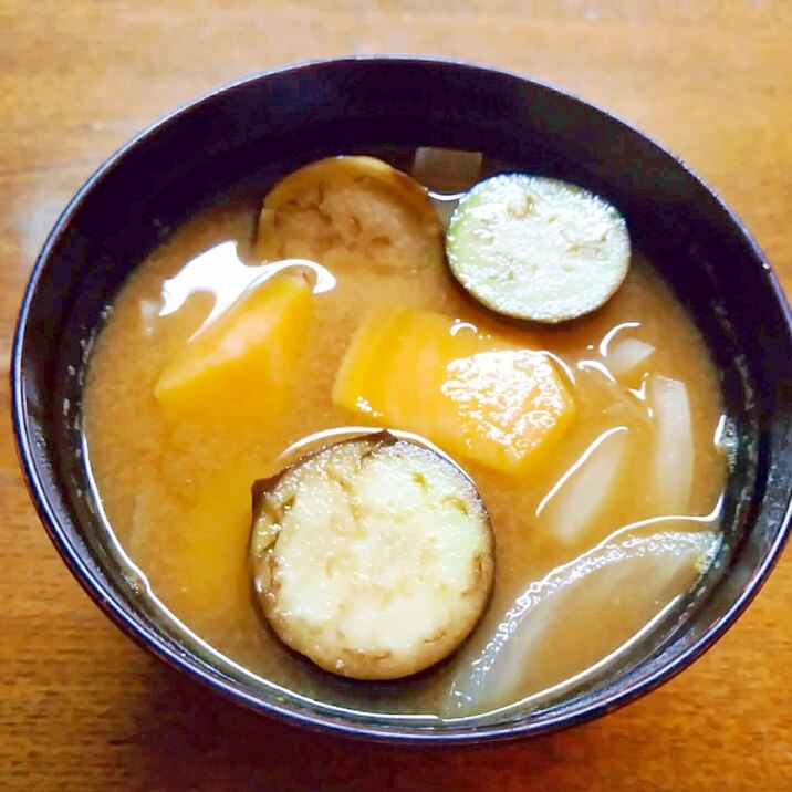 薩摩芋と小茄子と玉ねぎの味噌汁
